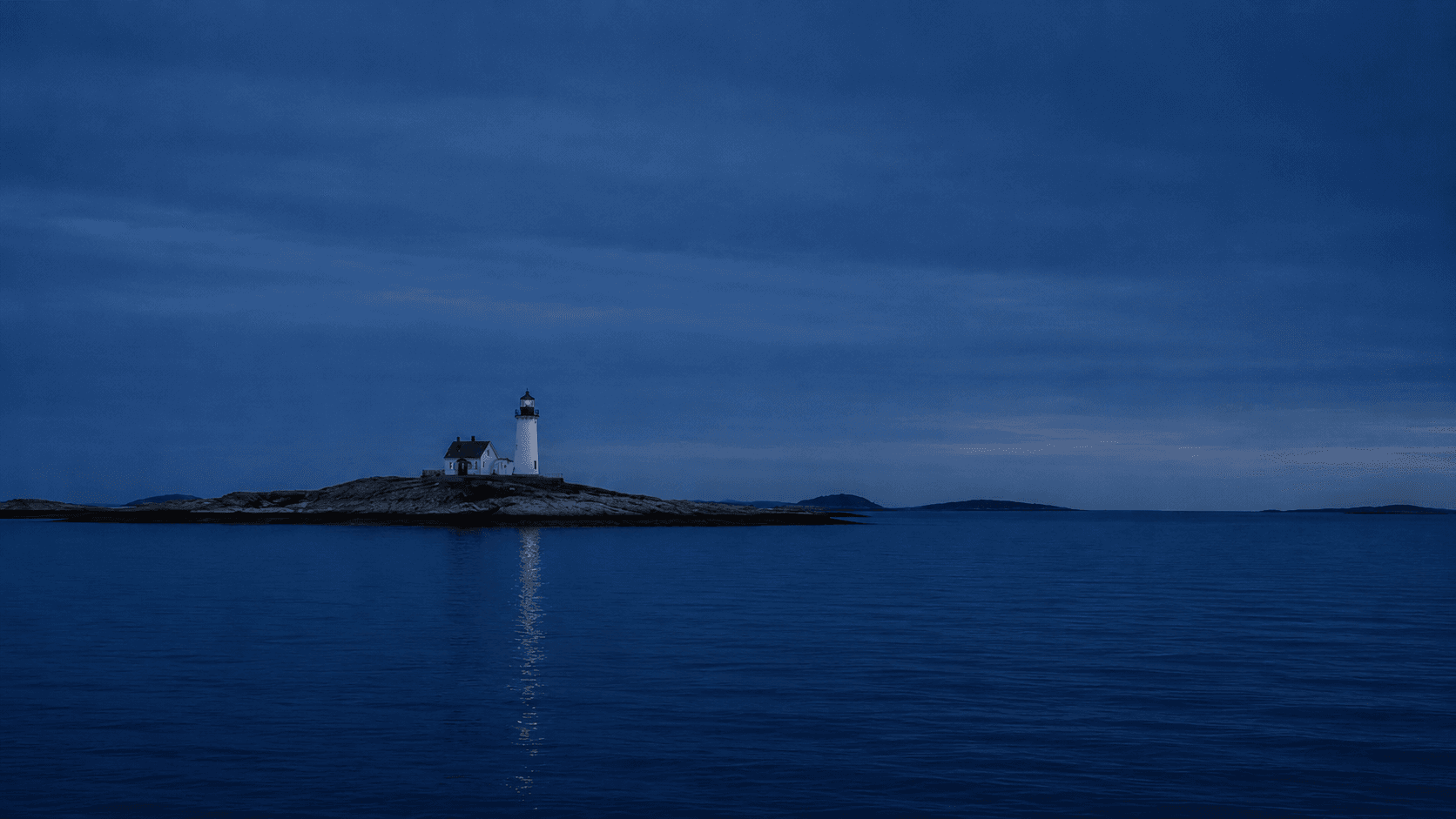 Fyr vid havet i skymning
